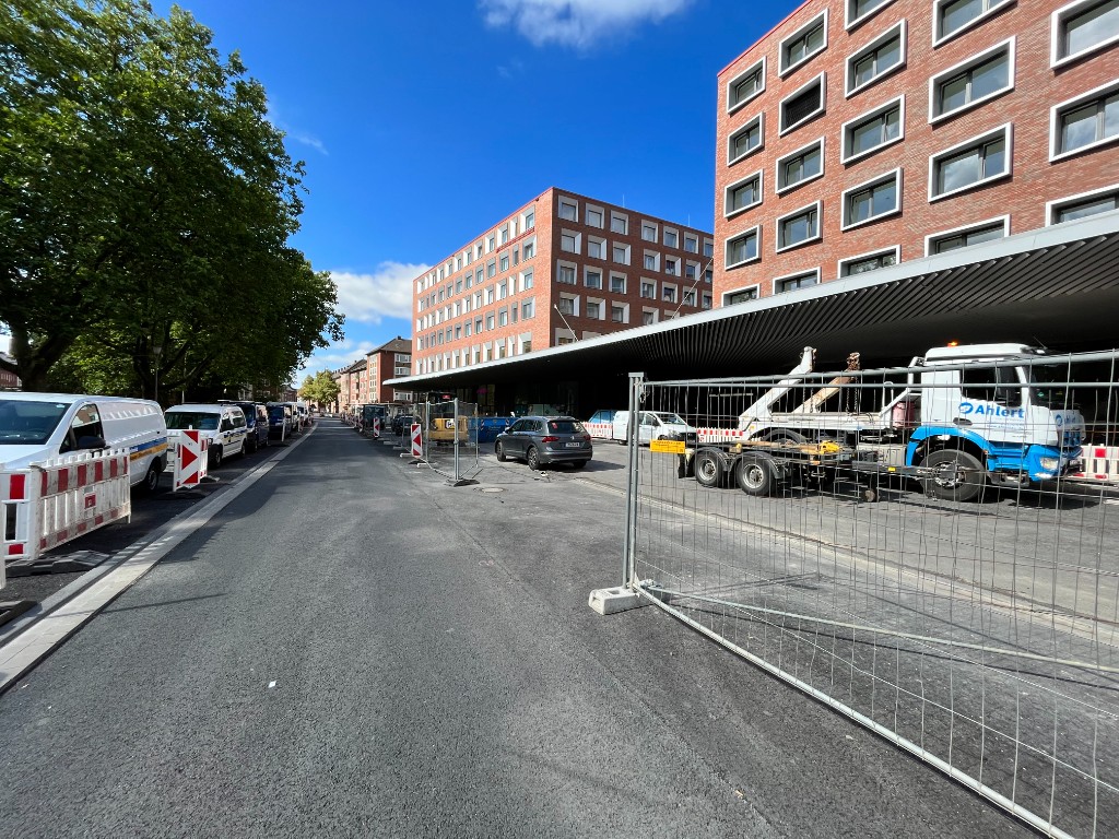 Bauphase: Baustelle und öffentlicher Raum im Eingriff