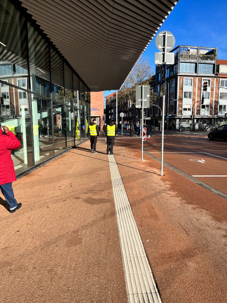 Sichtbare Bestreifung entlang der Hauptzuwege