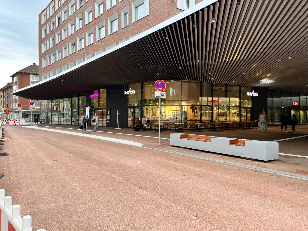 Erdgeschoss mit Gastronomie und Hotelzugang im Bahnhofsumfeld