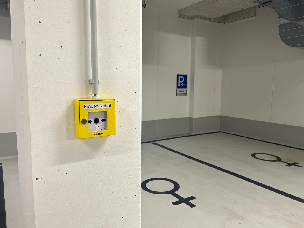 Frauennotruf und gekennzeichnete Frauenparkplätze in der Tiefgarage