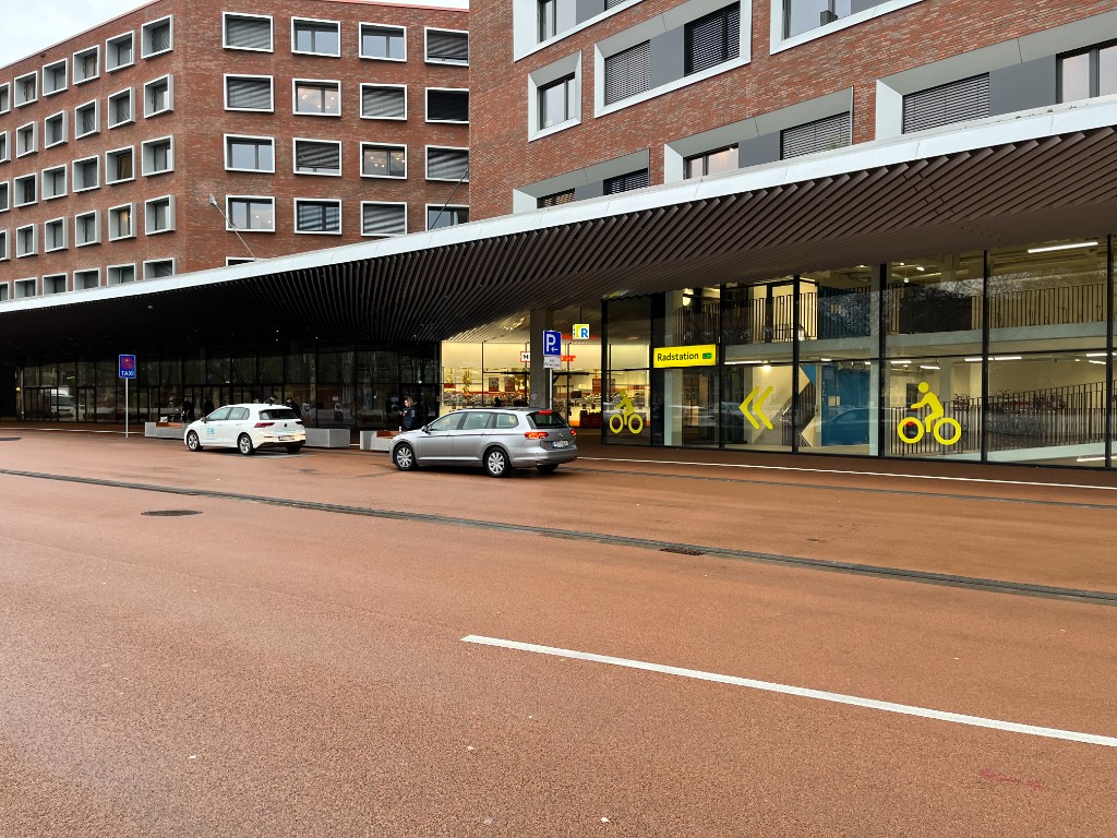 Platz- und Erdgeschossbereich mit Radstation und hohem Publikumsverkehr