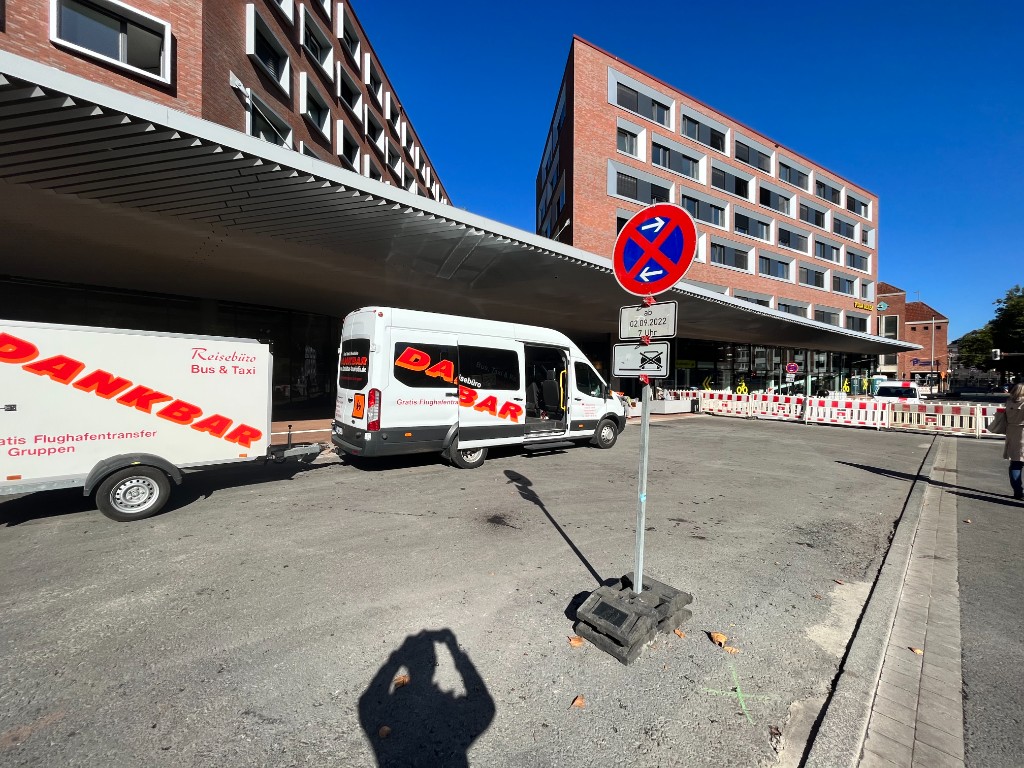 Halböffentlicher Außenraum unter der großen Überdachung