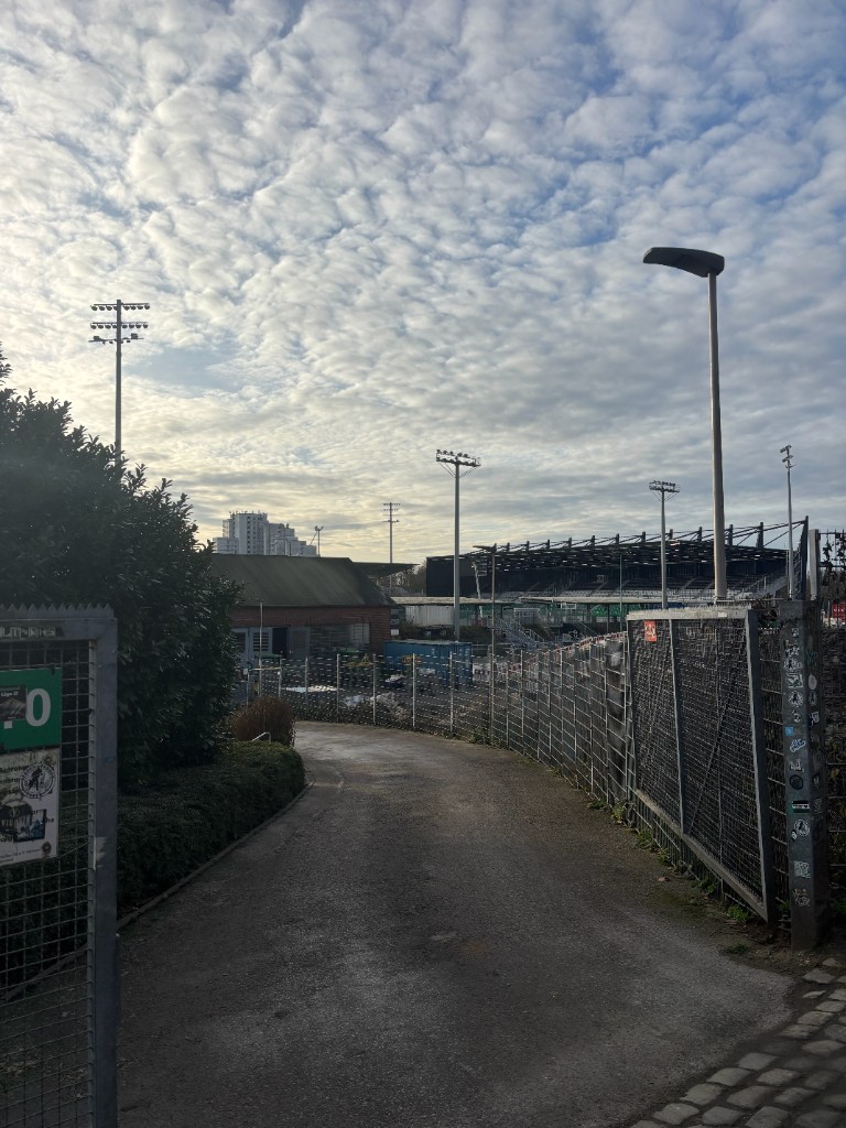 Perimeter und Zufahrt mit Flutlicht und Flutlichtmasten