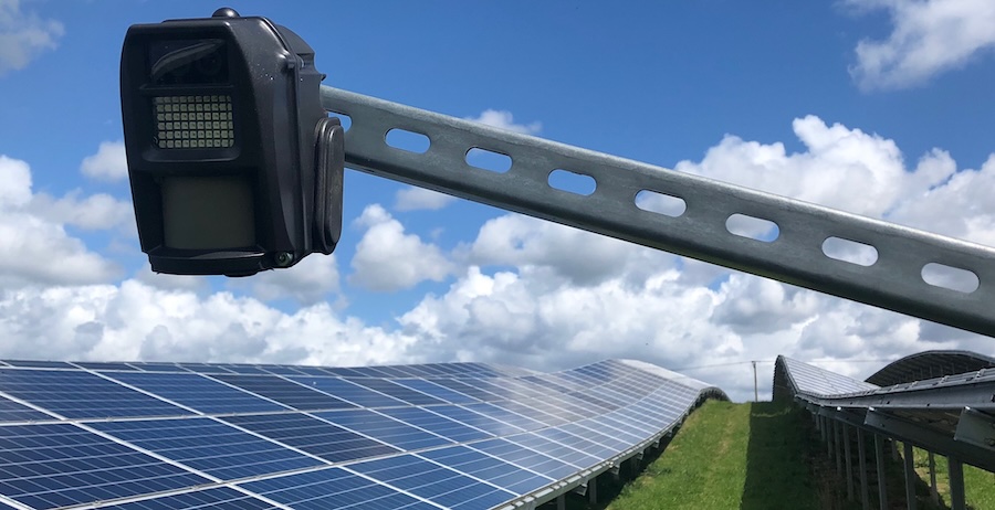Autarke Sicherheitseinheit mit Blick auf Solarpark und Freiflächen-PV