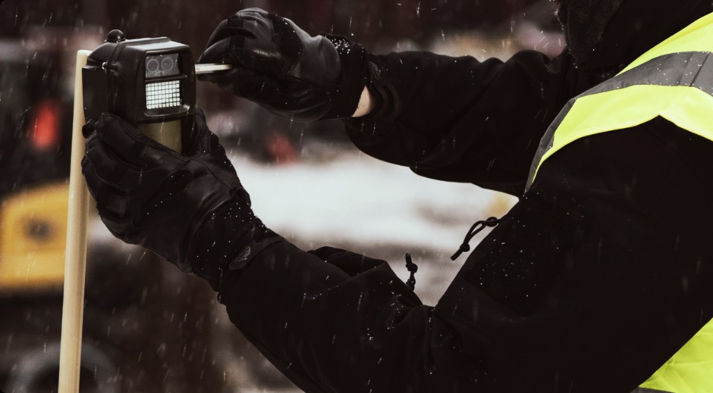 Installation of the outdoor unit in winter on a mast in snow