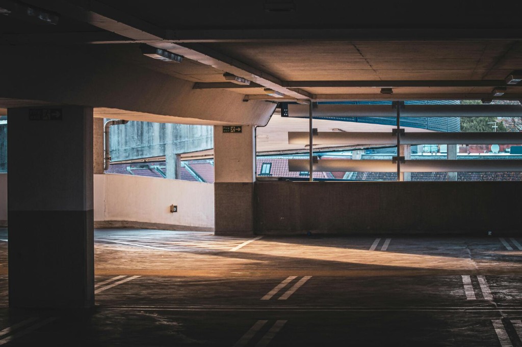 Mehrstöckiges Parkhaus aus Beton